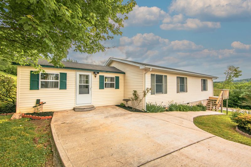 421 Oak St, Harriman, TN 37748