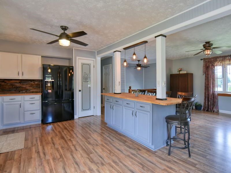 4212 Cranbrook Dr, Powell, TN 37849