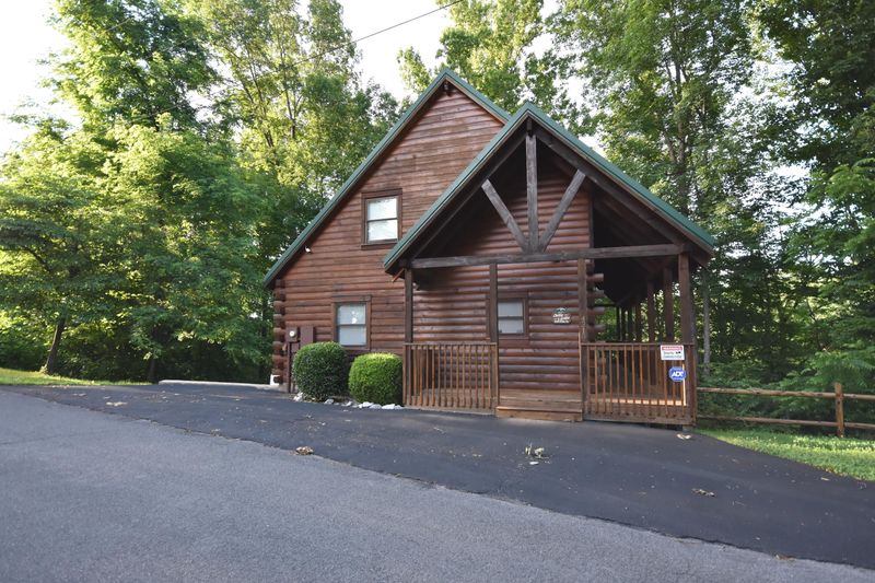 4218 Dollys Dr, Sevierville, TN 37876