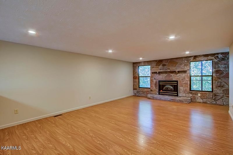 4222 Dollys Dr, Sevierville, TN 37876