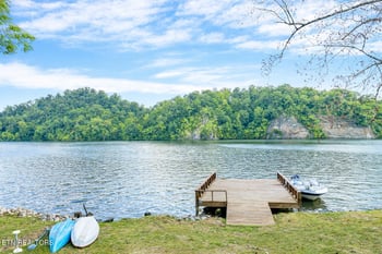 4225 W Lakeview Cir, Louisville, TN 37777