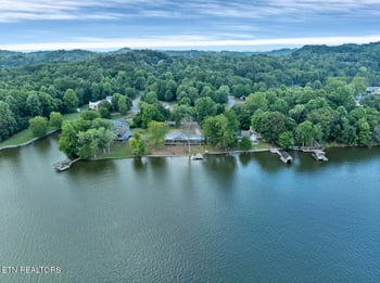 4225 W Lakeview Cir, Louisville, TN 37777
