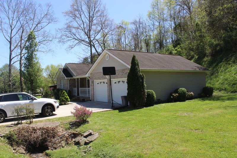 423 Eagle Bluff Rd, Jacksboro, TN 37757