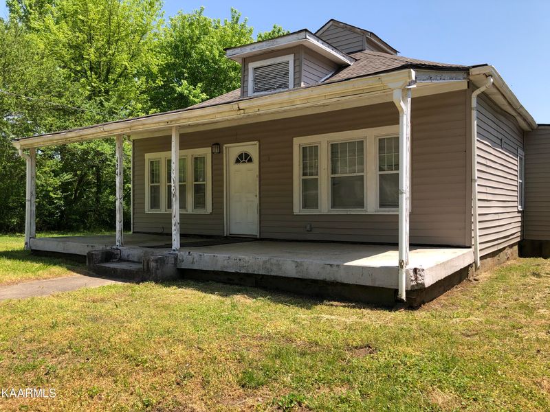 424 Clifty St, Harriman, TN 37748