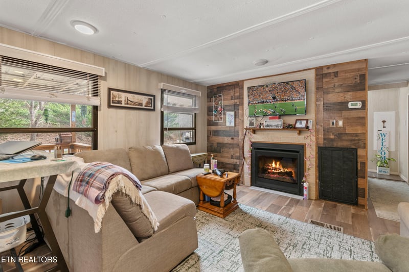 425 Autumn Ln, Gatlinburg, TN 37738