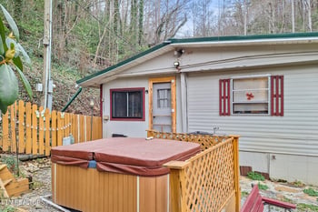 425 Autumn Ln, Gatlinburg, TN 37738