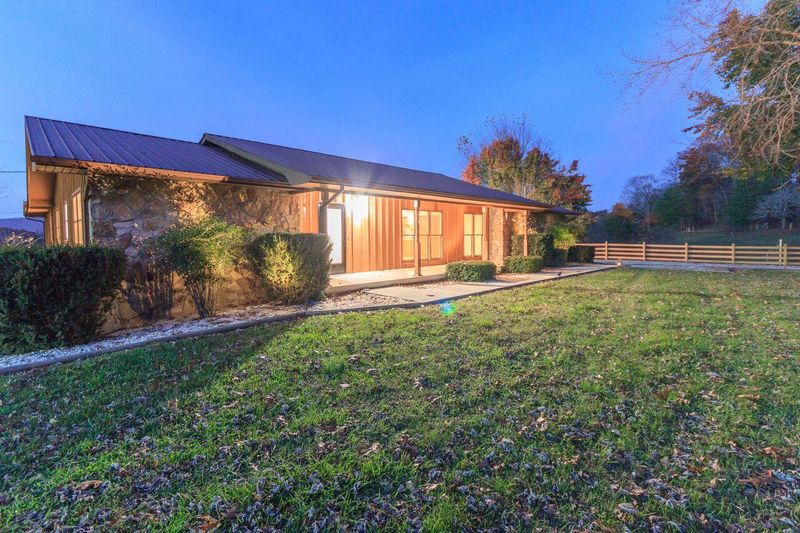 425 Chambers Rd, Jacksboro, TN 37757