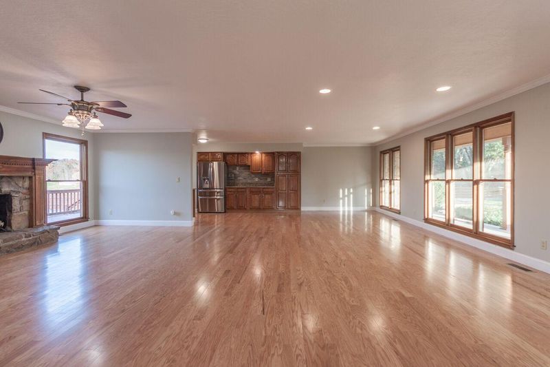 425 Chambers Rd, Jacksboro, TN 37757