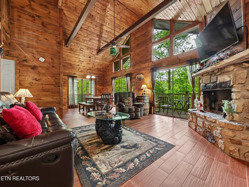 425 Hemlock Ln, Sevierville, TN 37876