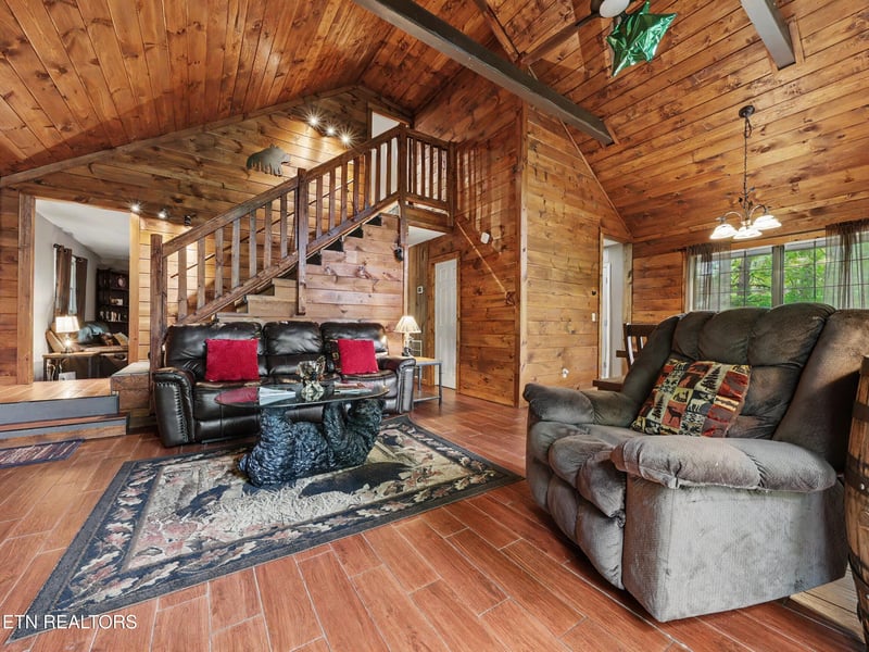 425 Hemlock Ln, Sevierville, TN 37876