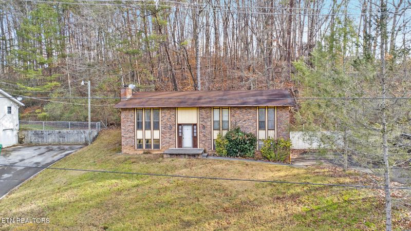 425 Ivanhoe Rd, Powell, TN 37849