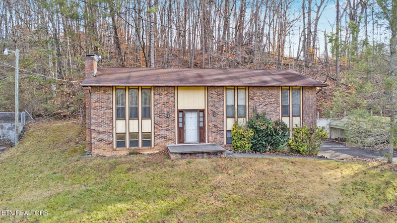 425 Ivanhoe Rd, Powell, TN 37849
