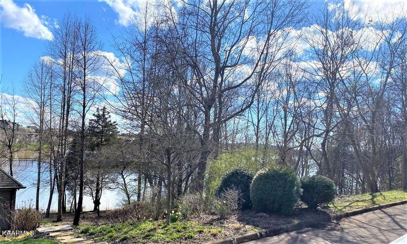 425 Marsh Hawk Dr, Vonore, TN 37885