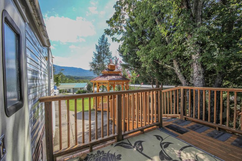 425 Mountain Thrush Dr, Townsend, TN 37882