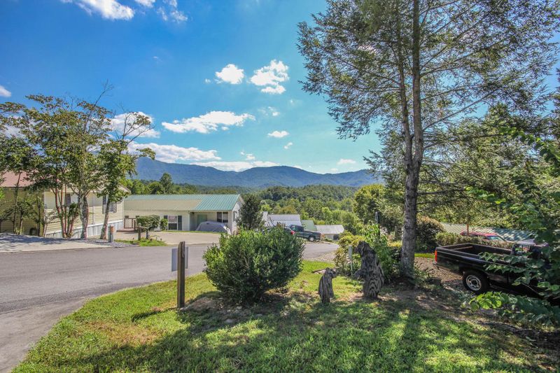 425 Mountain Thrush Dr, Townsend, TN 37882