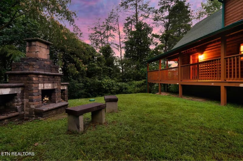 4255 New Pioneer Tr, Pigeon Forge, TN 37863