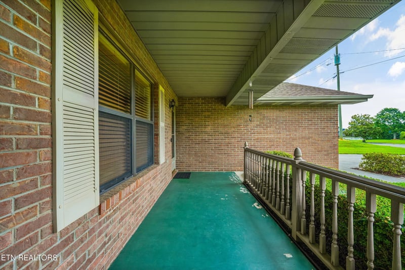 426 Woods View Cir, Kodak, TN 37764