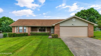 426 Woods View Cir, Kodak, TN 37764