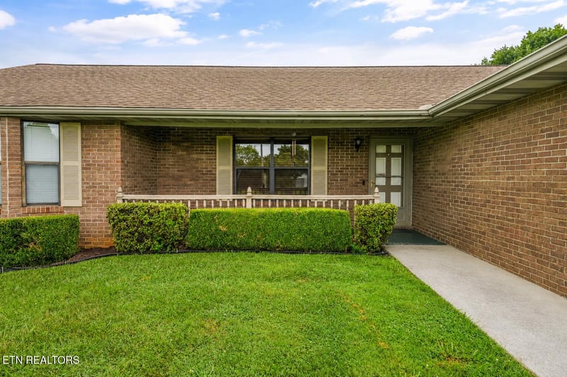 426 Woods View Cir, Kodak, TN 37764