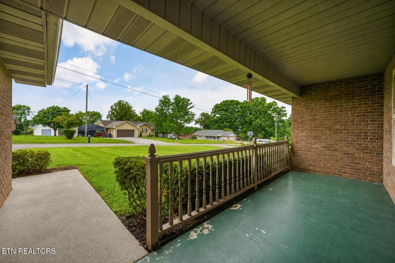 426 Woods View Cir, Kodak, TN 37764