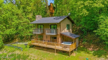 4264 New Pioneer Tr, Pigeon Forge, TN 37863