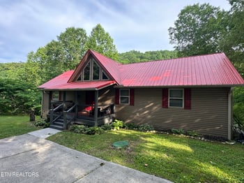 429 Clear Lake Dr, Jacksboro, TN 37757