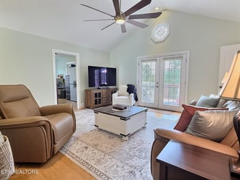 430 Bluff Tc, Jacksboro, TN 37757