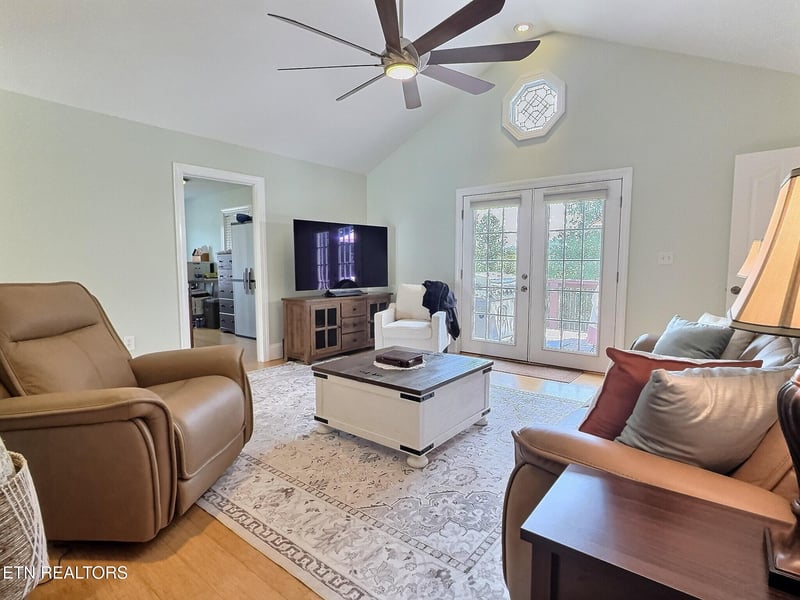 430 Bluff Tc, Jacksboro, TN 37757
