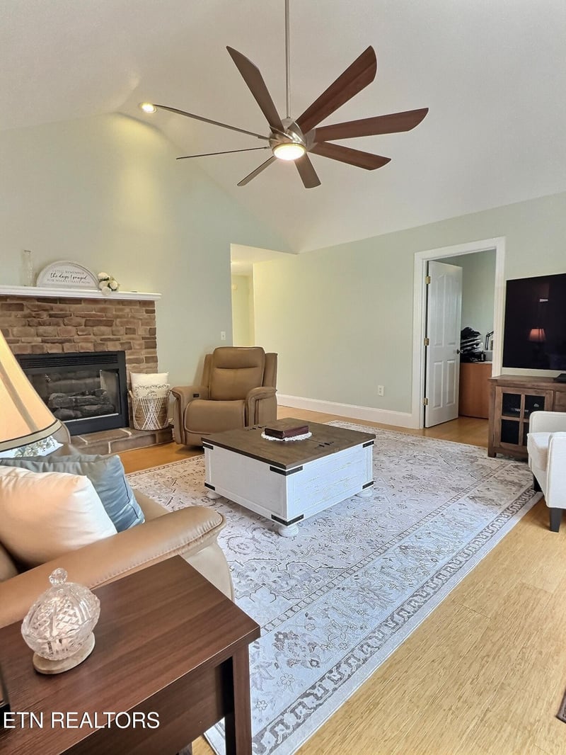430 Bluff Tc, Jacksboro, TN 37757