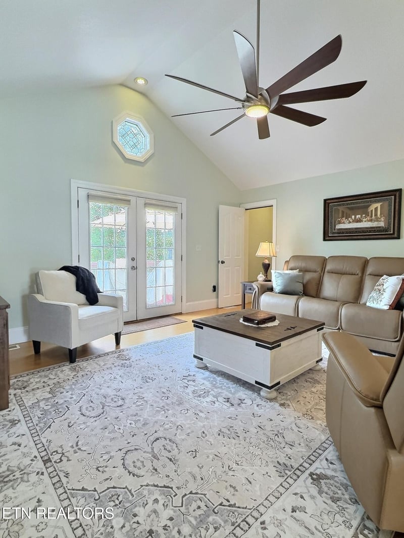 430 Bluff Tc, Jacksboro, TN 37757