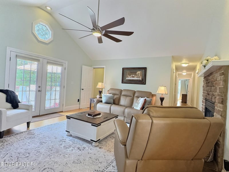 430 Bluff Tc, Jacksboro, TN 37757