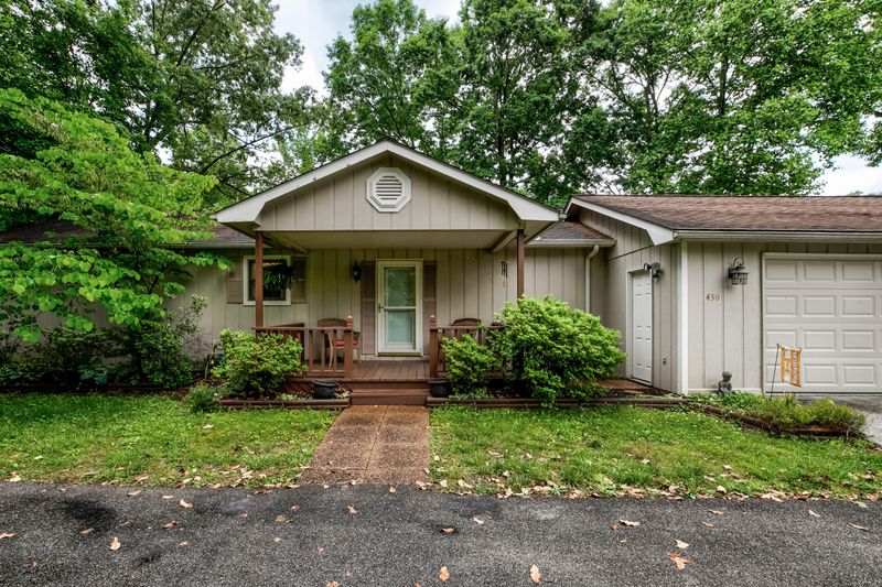 430 Clear Lake Dr, Jacksboro, TN 37757