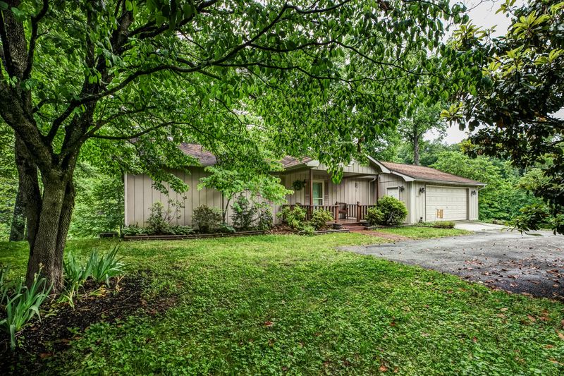 430 Clear Lake Dr, Jacksboro, TN 37757