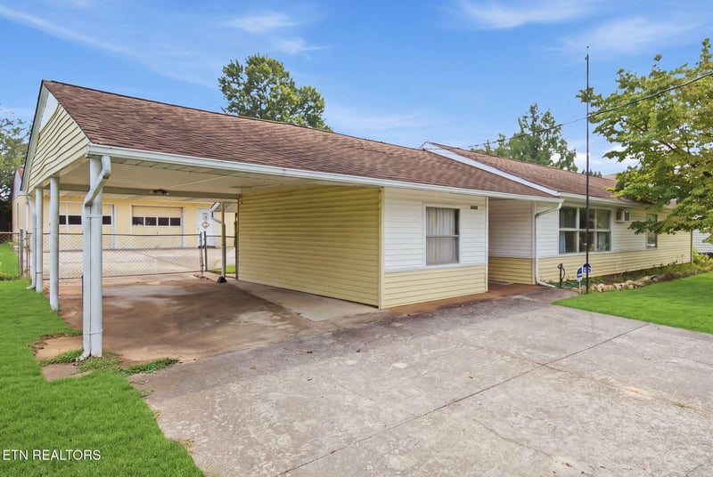 4308 NW Roaming Rd, Knoxville, TN 37912