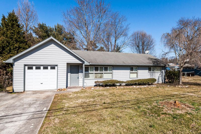 4309 Roaming Dr, Knoxville, TN 37912