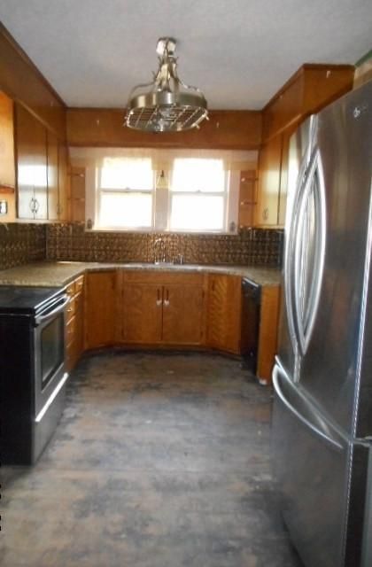 431 Clinton St, Harriman, TN 37748
