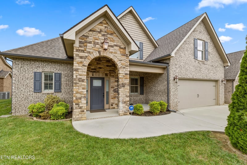433 Chimney Rock Dr, Lenoir City, TN 37771