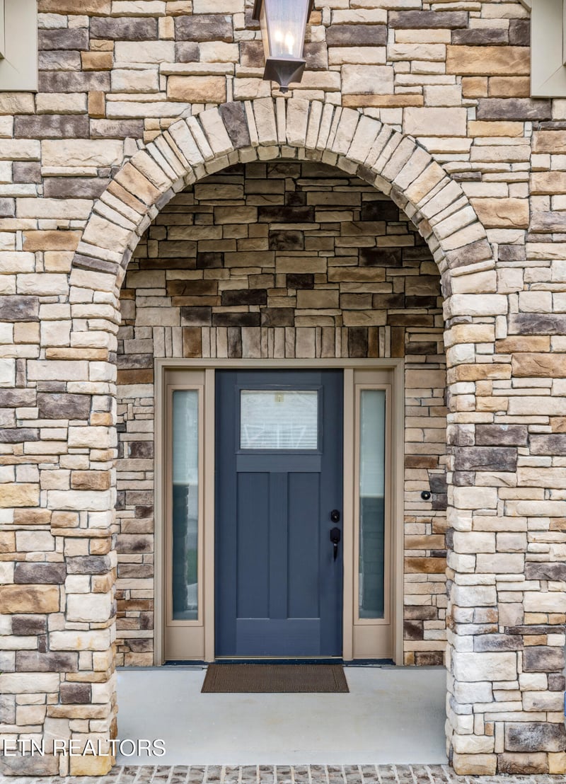 433 Chimney Rock Dr, Lenoir City, TN 37771