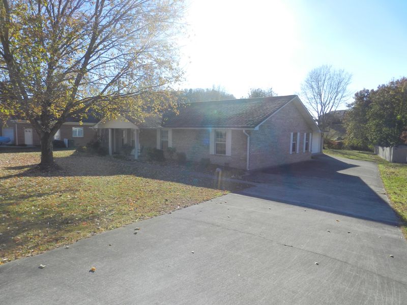433 Mariner Point Dr, Clinton, TN 37716