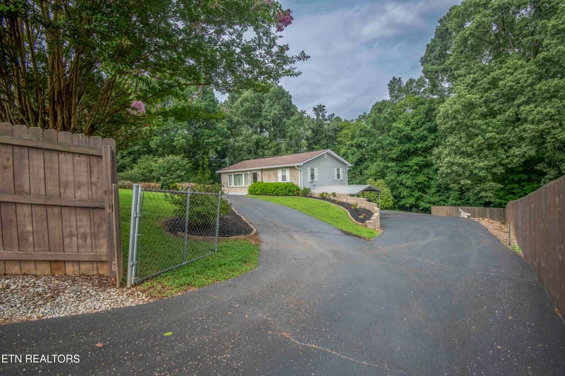 4335 Bird Rd, Lenoir City, TN 37771
