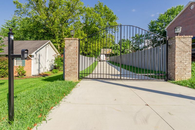 4344 Raj Rd, Knoxville, TN 37921