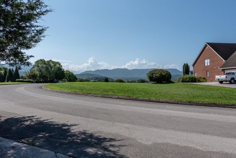 4345 Elnora St, Walland, TN 37886
