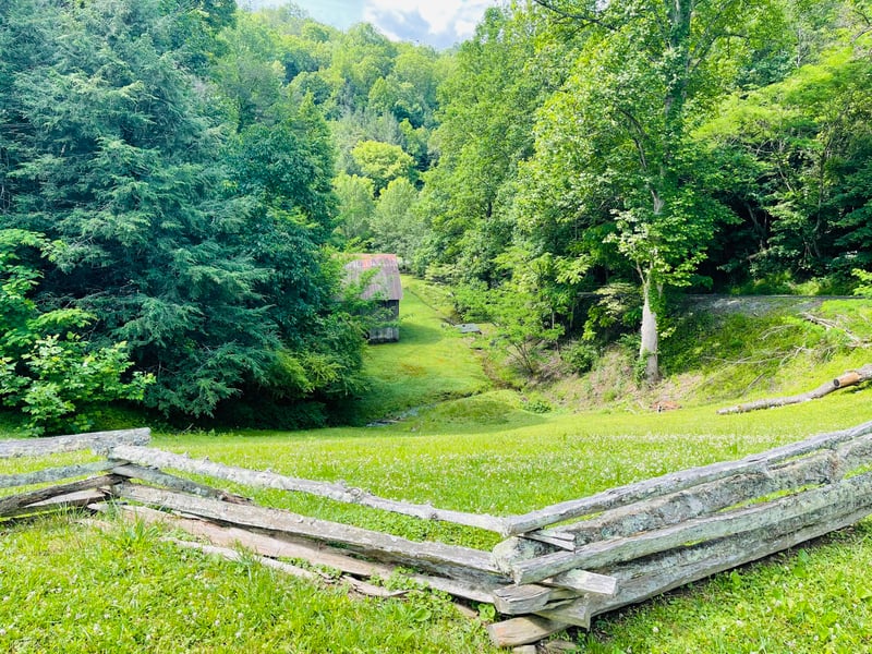 435 Hemlock Ln, Pigeon Forge, TN 37876