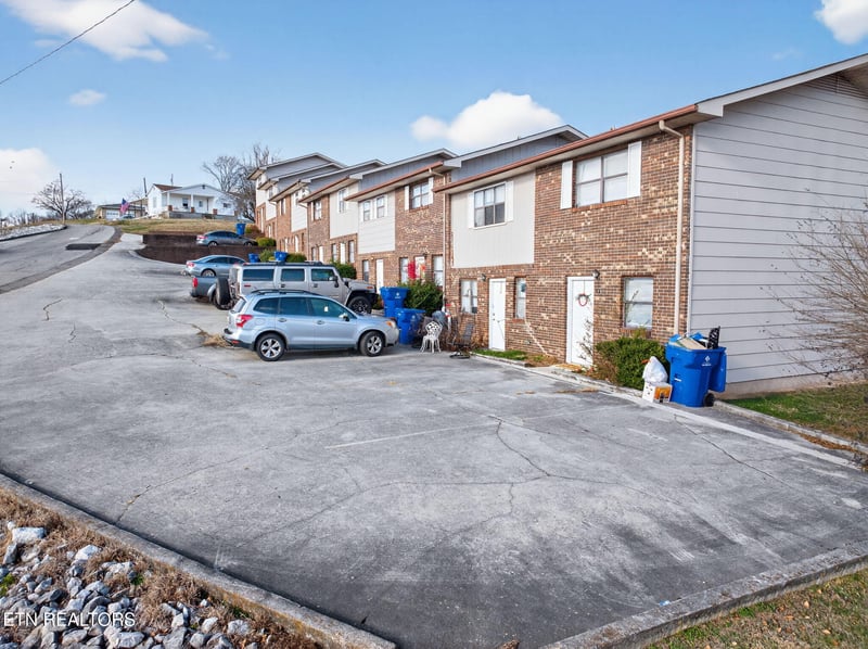 435 Hillside Dr, Harriman, TN 37748