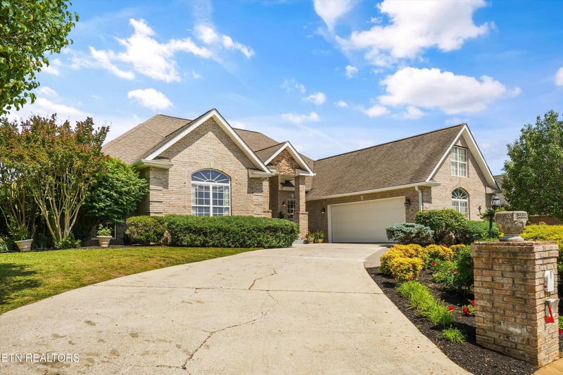 435 Royal Oaks Dr, Maryville, TN 37801
