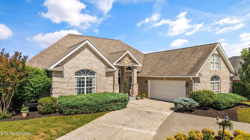 435 Royal Oaks Dr, Maryville, TN 37801