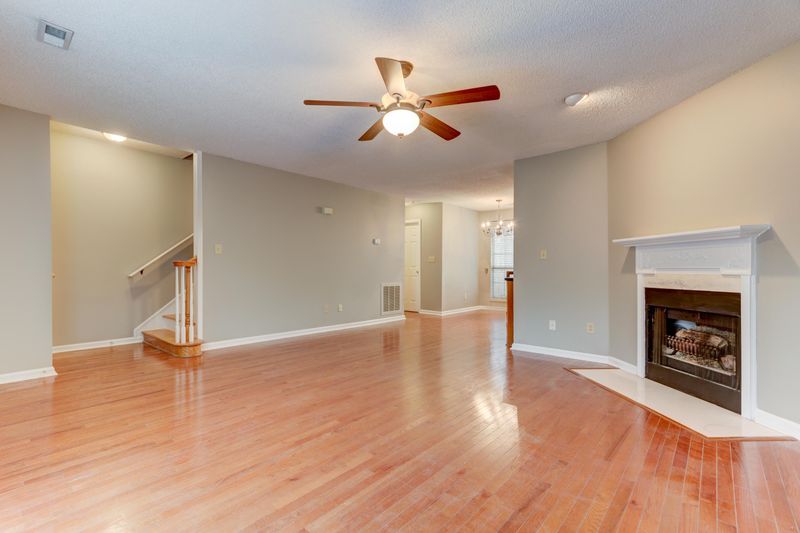 437 S Gallaher View Rd #APT 17, Knoxville, TN 37919