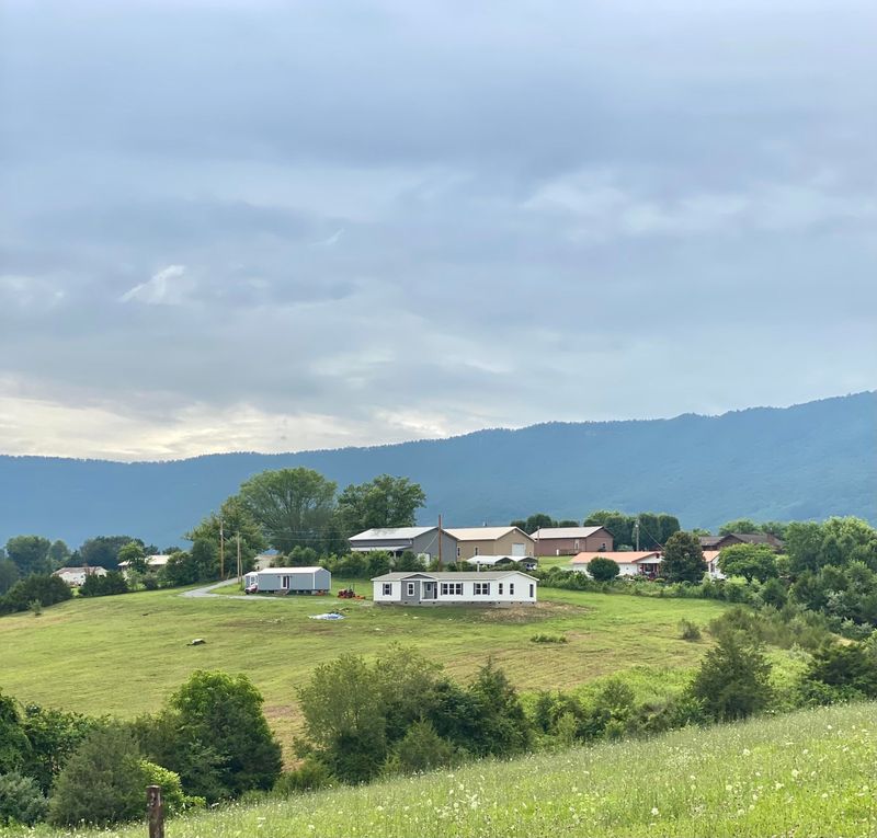438 Farmers Ln, Lafollette, TN 37766