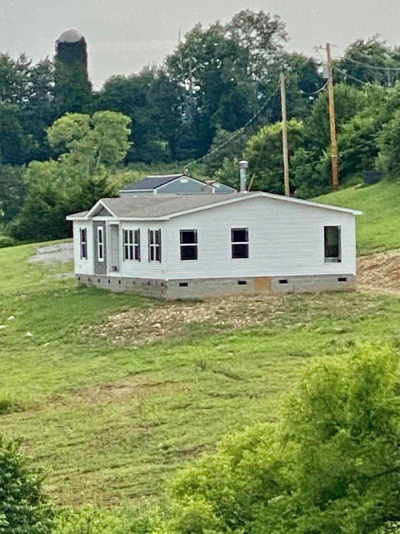 438 Farmers Ln, Lafollette, TN 37766