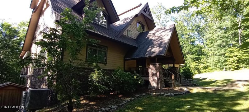 440 Falls Ln, Oneida, TN 37841